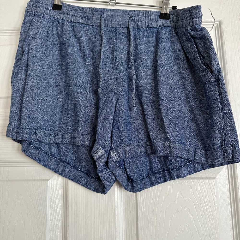 Women’s high-waisted, drawstring linen shorts. 3.5” inseam, size large.